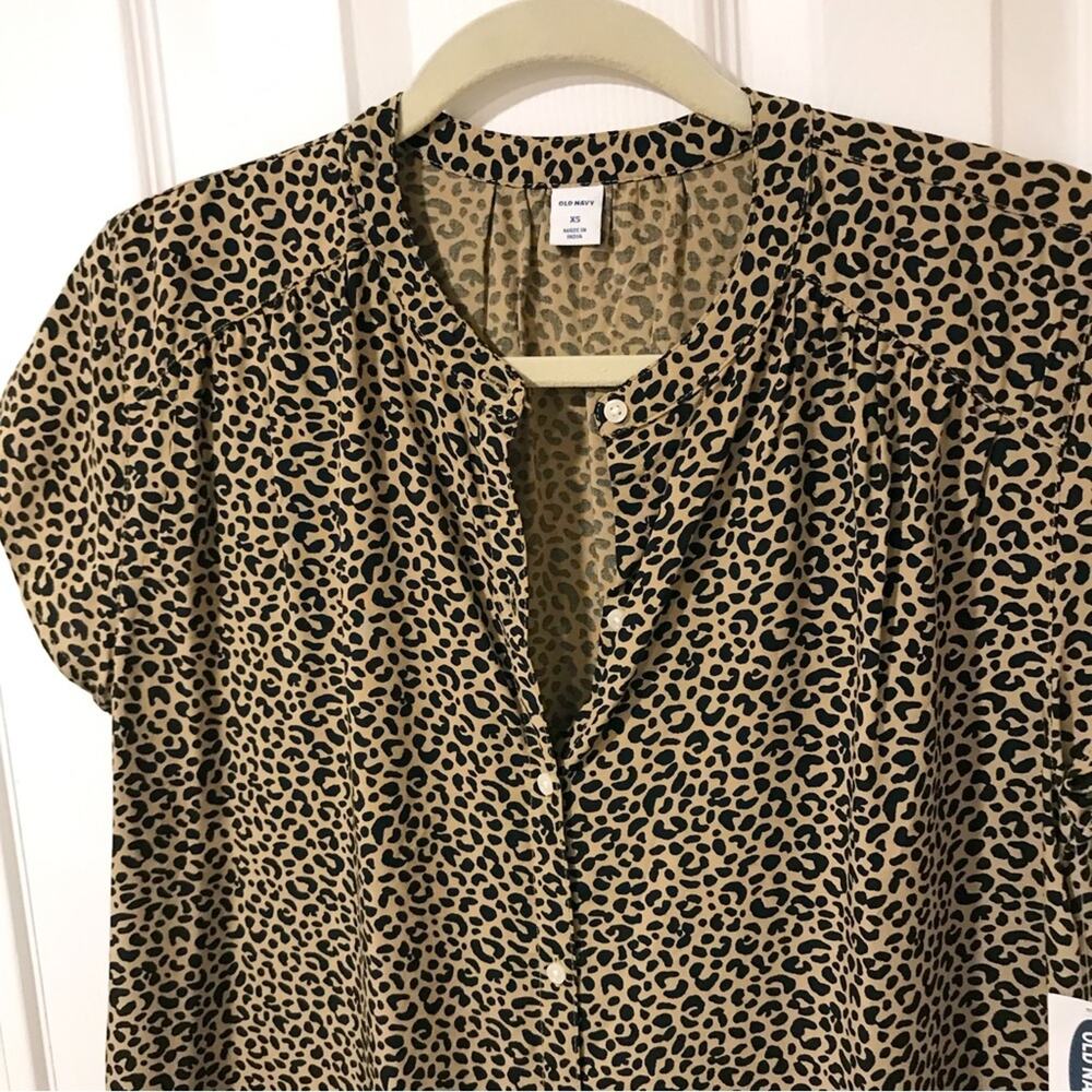 NWT Old Navy Animal Print SIZE XS Blouse Button Down Short-Sleeve Top
